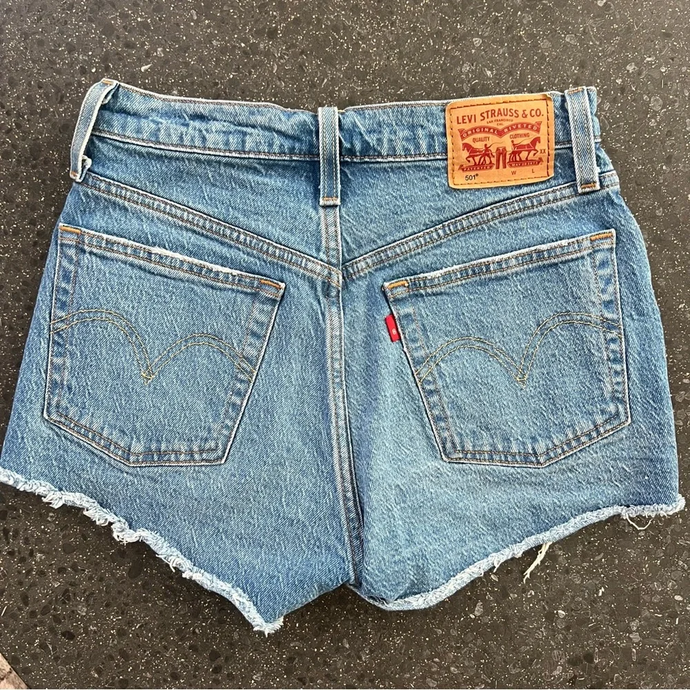 Levi’s 501 Original Light Blue Denim Shorts Size 25 - Picture 3 of 3